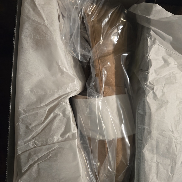 New In Boz Talbots Womens 9M Tan Suede Loafers with Gold Buckle - Picture 3 of 13